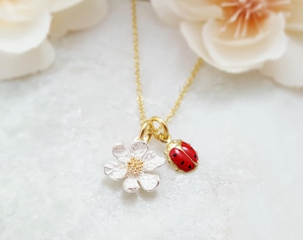 Gold Daisy Necklace - Daisy Jewelry - Ladybug Necklace Gold - White Flower Necklace - Daisy Birth Flower Gift - Flowergirl Necklace N5104