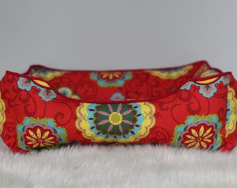 Reversible dog or cat bed. Made for your best friend. Style: Red Medallion