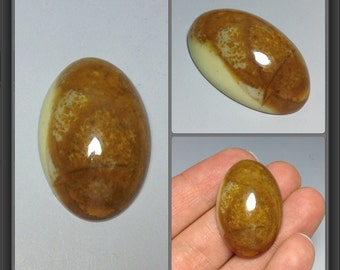 Opal cabochon from Madagascar 31 x 21 x 10mm