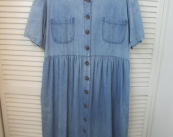JG Hook light denim full skirt dress. Lightweight denim short sleeve pocketed full button down dress. Size 16. Daily schoolteacher runaround
