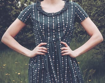 Green cute doll-like Tyrolese vintage mini dress