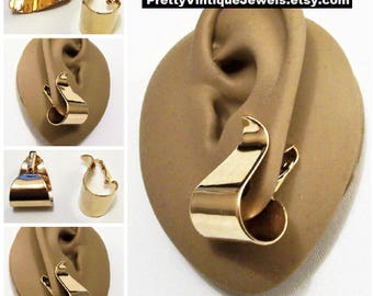 Avon Curved Hoops Clip On Earrings Gold Tone Vintage 1977 Polished Ribbons Wide Graduated Curl Under Bottom