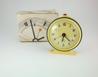 WORKING !!! Vintage Mechanical Alarm Clock Vitjaz from Russia Soviet Union Pastel Green Clock Originally Boxed