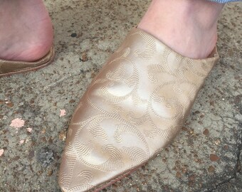 Size 8 embroidered gold satin pointed toe flats