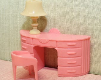 Plasco dollhouse furniture pink vanity with stool and cream jaydon lamp, Tin Litho miniature, 3/4 or 1:16 inch scale