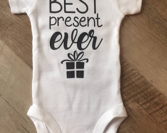 Best Present Ever Bodysuit - Baby Christmas outfit - Baby One Piece - Baby Clothing - Baby Bodysuit - Best Present Ever Baby Announcement