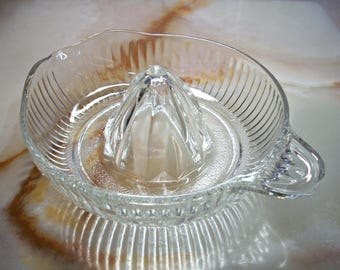 Ribbed Glass Citrus Juicer! Thumb Tab Handle, Vintage Kitchen, Classic Juicer, Classic Kitchen, Manual Juicer, Vintage Home, Lemon Juicer