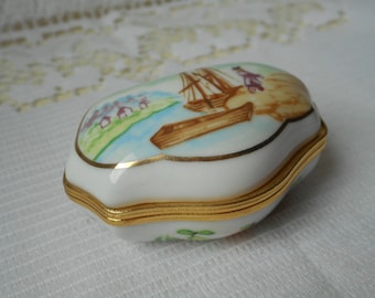 stunning vintage Del Prado hand finished porcelain pill / trinket box