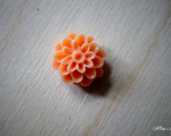 1 pale pink Chrysanthemum flower cabochon bead