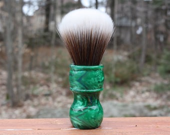 24MM SynBad w/ Elegant Emerald Handle - Extra Dense Shaving Brush - Cream/Brown - Imitation Badger - APShaveCo.