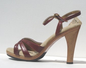 1970s maroon vinyl and wood platform sandals - size 6 - 1970s platform shoes - 1970s sandal
