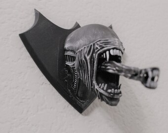 Mounted Xenomorph Head Hunting Trophy inspired by Aliens Movies