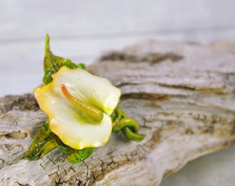 Brooch "Arum" shaped by hand