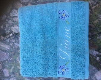 Cotton towel embroidered with the pattern and the name of your choice
