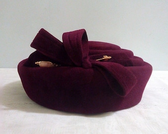 Women's felt hat tablet clip.Vintage 1947 st.