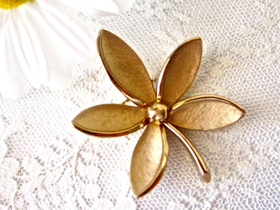 Gold Flower Pin // Vintage Trifari Jewelry // Minimalist Jewelry // Stylish Flower Brooch // Turban Pin // Lapel Flower