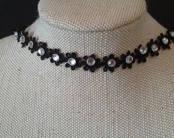 Flower choker with beads
