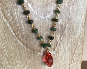 Necklace in rough emerald stones