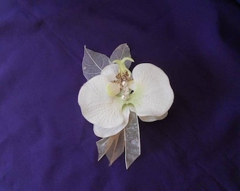 brooch, dates back to hang or boutonniere ivory and taupe
