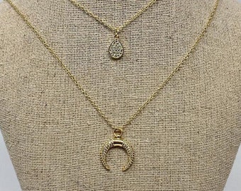 Cadenas en "layers" drop and crescent moon.