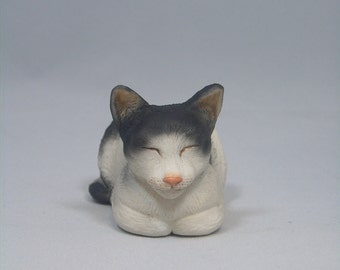 Crouching cat No .1(catfigurine)