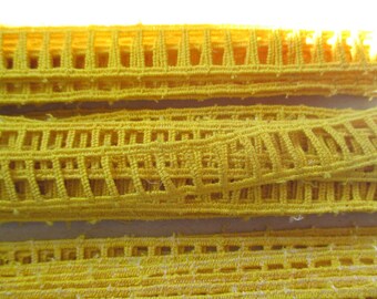 4.6 m yellow vintage lace in the shape of 1.5 cm wide