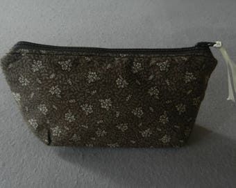 Cosmetic case with zipper