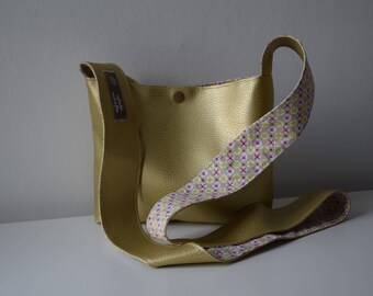 Gold leatherette shoulder bag / beige-pink print