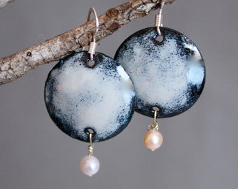 Enamel Earrings with PearlsEnamel Earrings with Pearls,enamel earrings,disc earrings,handmade earrings, enamel jewelry