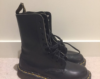 Black leather doc marten boots. 20 eyelet style. Amazing condition! Size 36. Dr marten.
