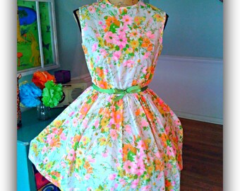 Lovely Vintage dress / Pin up / 1950's /Fit & Flare/ Garden Party Floral / Tea Party / Vintage dress/ Wedding / Bridal Shower /B36/W26