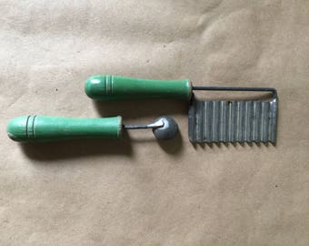 1920s Moss Green Wooden Handle Melon Baller Serrated Chopper Kitchen Utensil