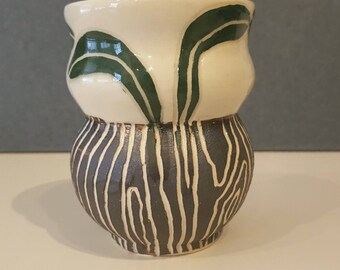 Leaf vase with wood grain