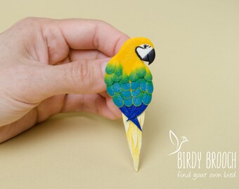Macaw ara parrot brooch Tropical parrot pin Polymer clay parrot brooch pin Macaw badge Polymer clay bird Animal brooch jewelry Green yellow