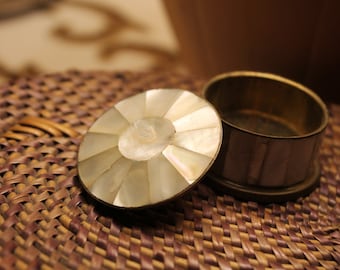 Beautiful little vintage pill box mother of Pearl from the 40s.