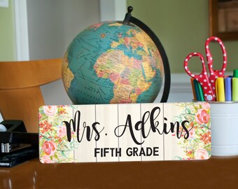 Personalized Teacher Sign, Teacher Appreciation Gift, Door Hanger, metal name plate, Flower Door Sign, Teacher Name Sign