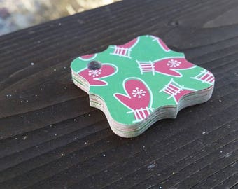 24 Green and Red Christmas Mittens with Snowflakes Gift Tags, fancy square favor tags, retail jewelry tags, handmade holiday hang tags