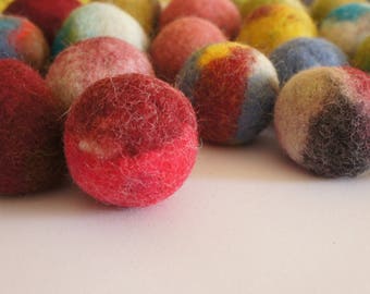 Cat toy, felted wool balls. Handmade from ecological wool by Kivikis. 3-4 cm