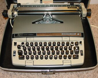 Vintage 1969 Smith Corona Electra 220 Automatic Electric Typewriter w/ Case USA