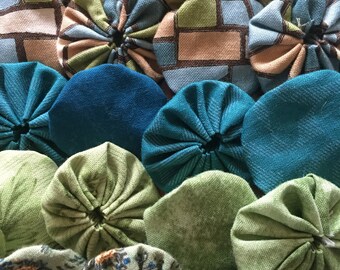 Quilting Yo-yos, fabric yo-yos , sewing yo-you, teal, green and beige assortment embellishments for scrapbook APPLIQUE Quilt GARLAND