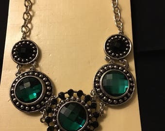 Flattering Interchangeable Snap Necklace with Three Emerald Green 18mm Snaps