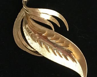 Vintage Gold Tone Signed Crown Trifari Leaf Pin Brooch