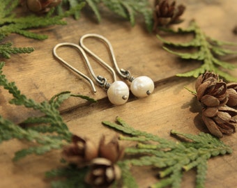 simple pearl earrings,minimalist earrings,pearl dangle earrings,handmade pearl earrings,hand forged earrings,made in Canada