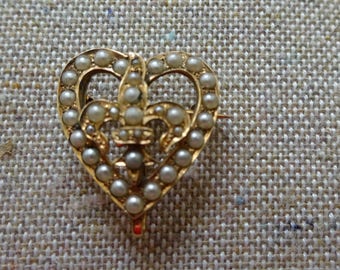 Beautiful Antique Vibrant Gold Metal Art Nouveau Seed Pearl Heart Fleur De Lis Brooch Pin