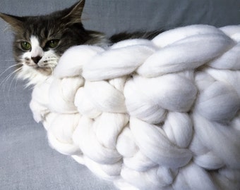 Cat Bed, Chunky Knit Cat bed, Pet bed, Pet cave, Pet Bedding, Merino Wool Cat bed,
