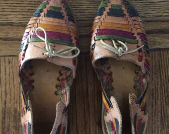 Adorable vintage women's multi-colored leather huarache shoes. Size 6