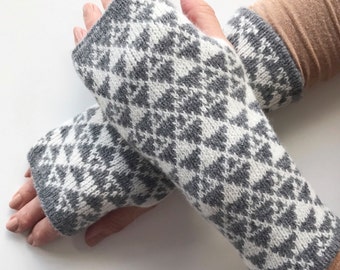 ladies fingerless gloves, ladies Lambswool wrist warmers, knitted fingerless mittens, grey lambswool mitts, knitted wrist warmers wool