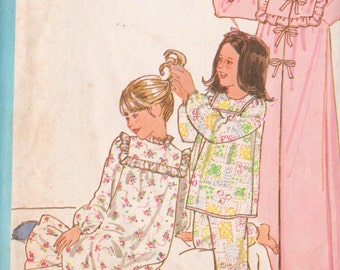 Simplicity 8697 Vintage 1978 Girls' Sleepwear Sewing Pattern