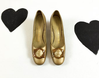 60's Andrew Geller big buckle mod pumps 1960's golden brown kitten heels / shoes / go go / preppy / pilgrim / gold / leather / size 9 AAA N