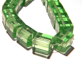 30 glass beads - cube with 10 mm - Crystal - green PG266 10 way